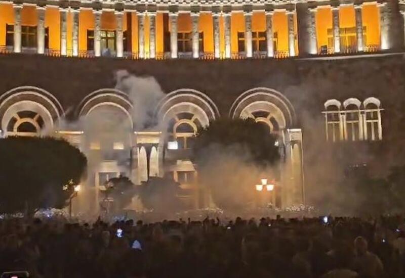 Полиция применила светошумовые гранаты во время акции протеста в Ереване