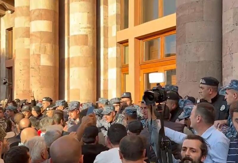 Акция протеста у здания правительства в Ереване