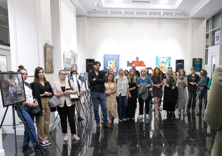 Эмоциональные портреты на выставке в Русском доме в Баку