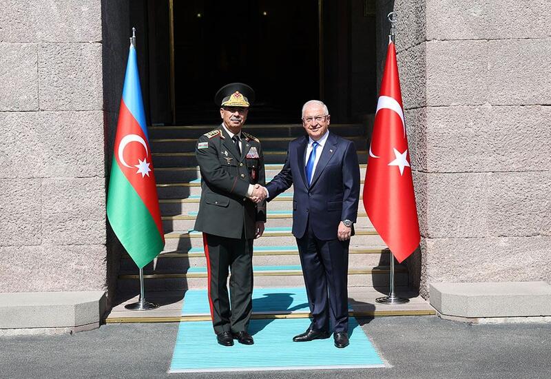 Министр национальной обороны Турции поздравил Закира Гасанова