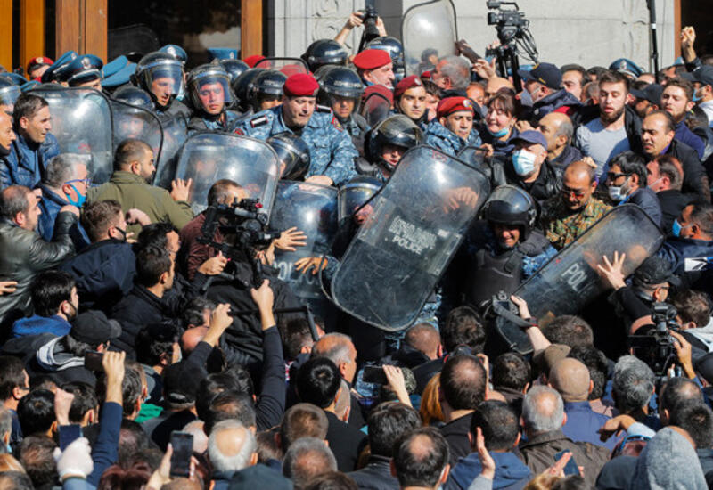 Протесты в Армении переливаются в хаос