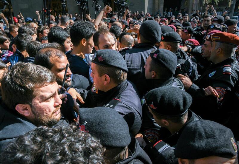 Армянская полиция задержала более 300 человек за время протестов