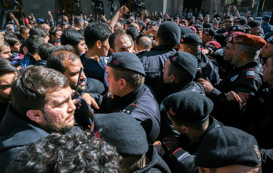 Армянская полиция задержала более 300 человек за время протестов