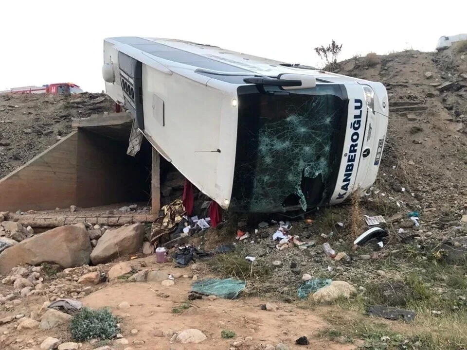 В Турции перевернулся пассажирский автобус,