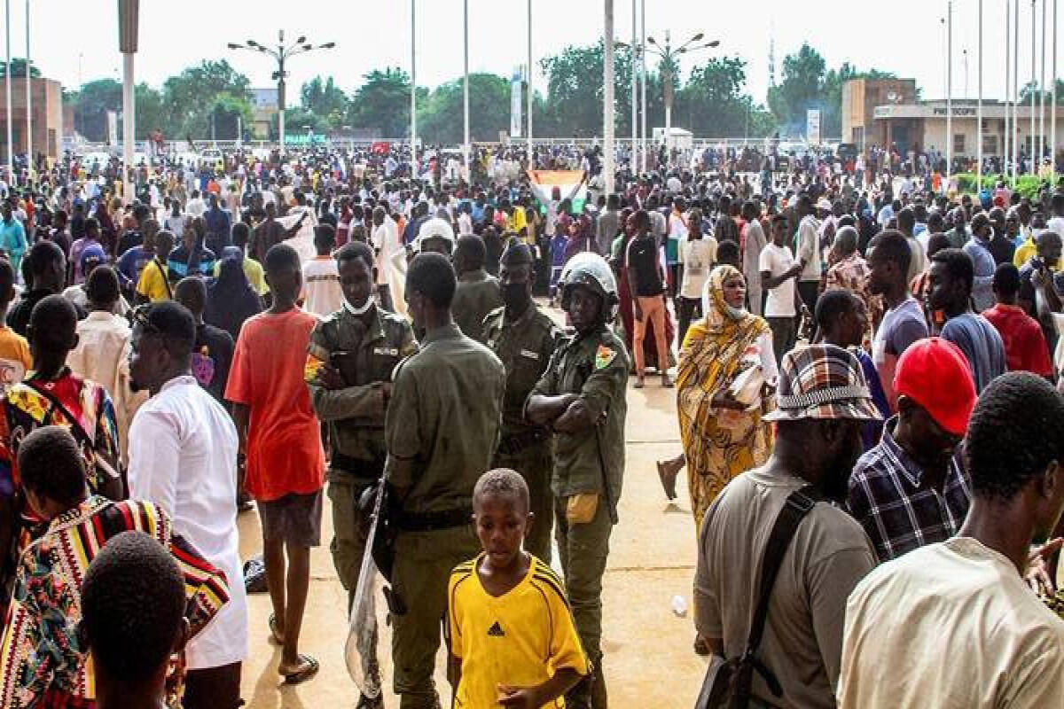 Франция закроет посольство и выведет войска из Нигера