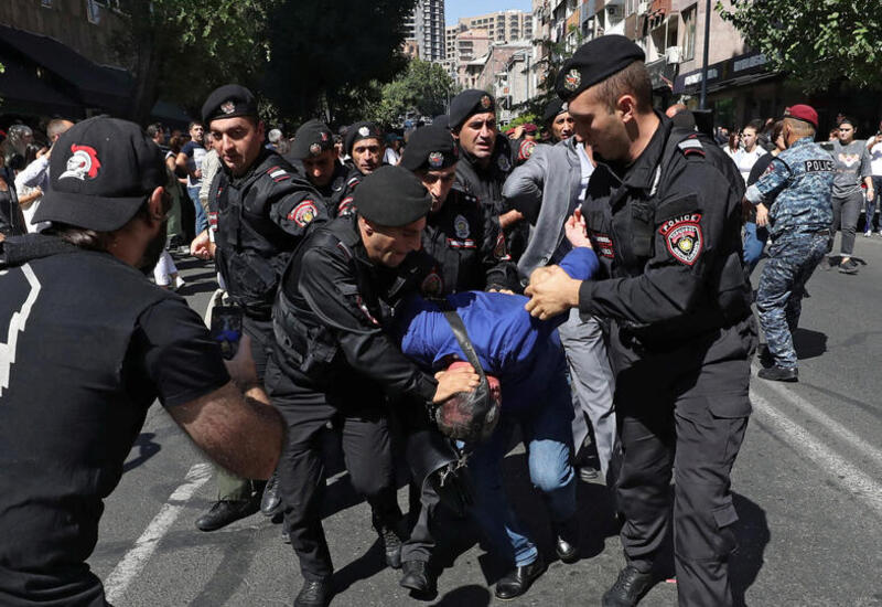 Акции в Ереване продолжаются, более сотни задержанных