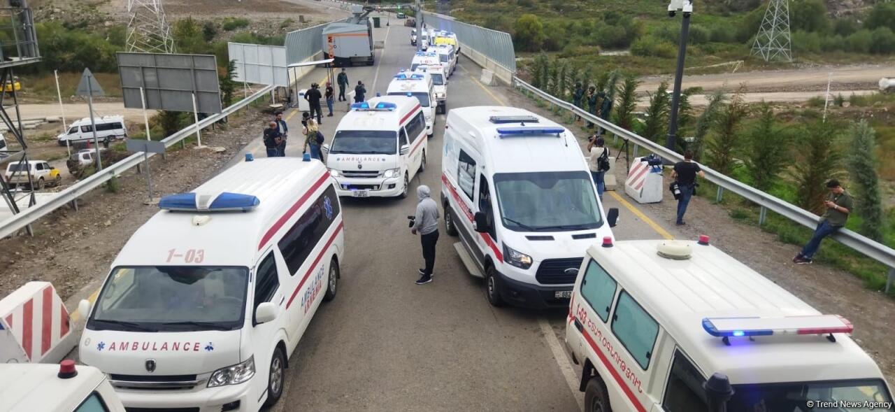 Из Горуса в направлении Ханкенди проехали машины скорой помощи в сопровождении Красного Креста