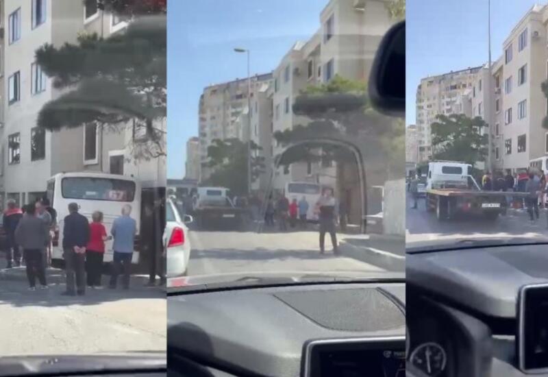 В Баку пассажирский автобус врезался в здание