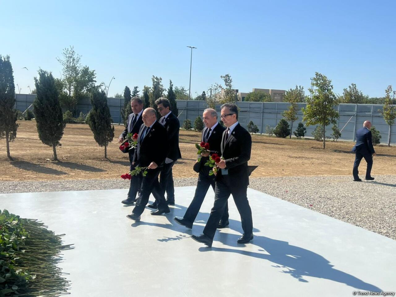 Депутаты парламента и другие официальные лица Азербайджана посетили в Баку строящийся Парк Победы