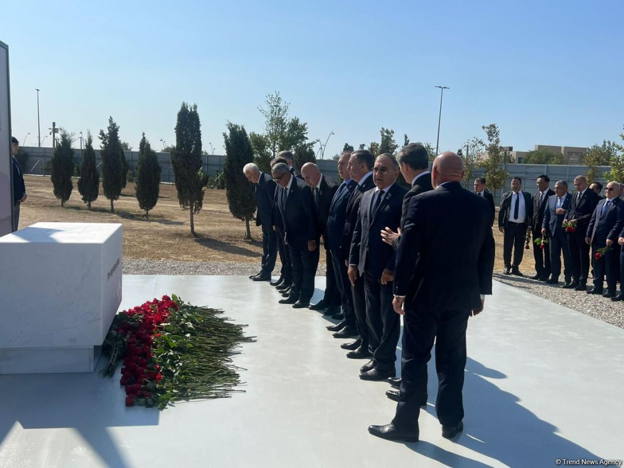 Депутаты парламента и другие официальные лица Азербайджана посетили в Баку строящийся Парк Победы
