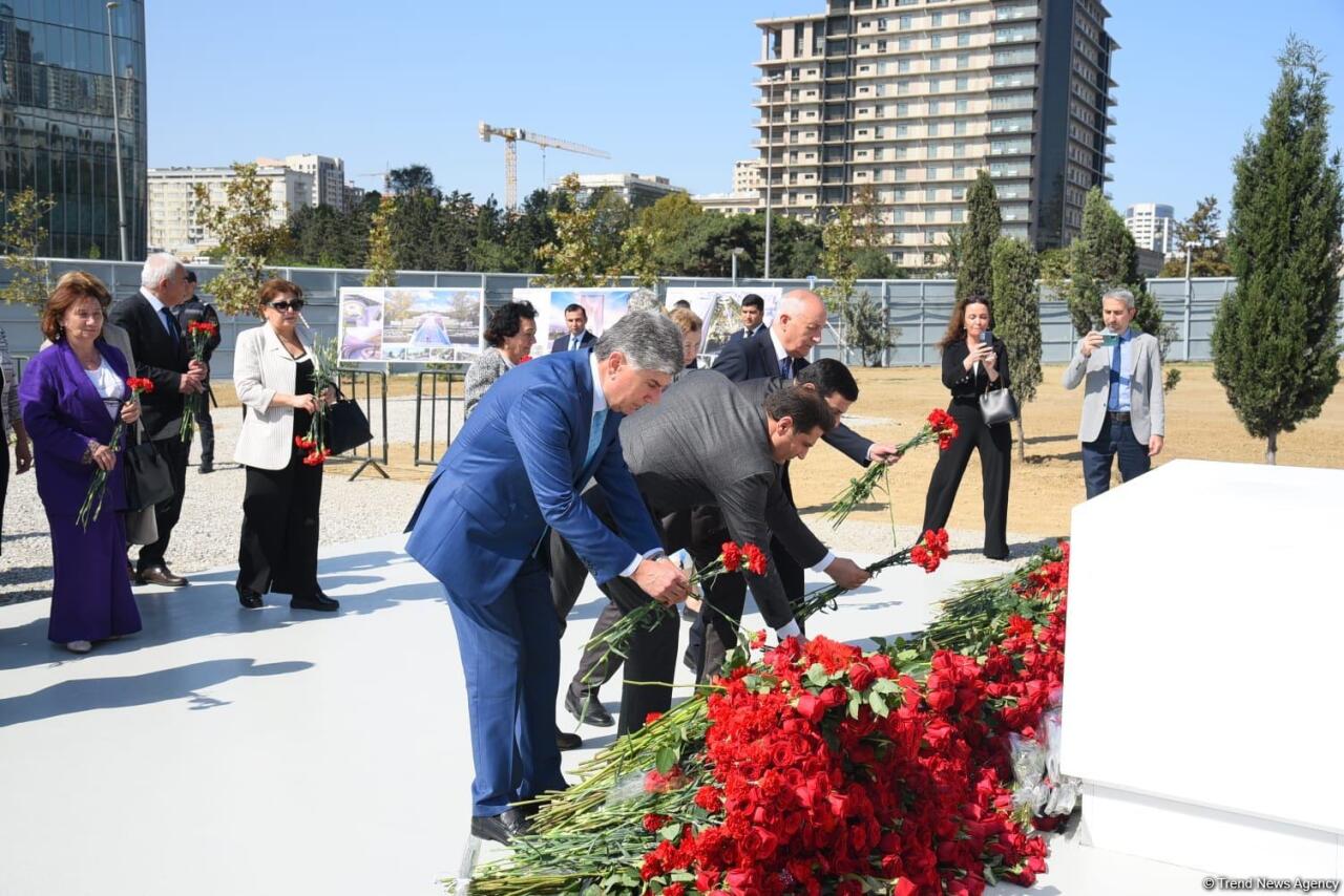 Государственные и общественные деятели Азербайджана продолжают посещать Парк Победы