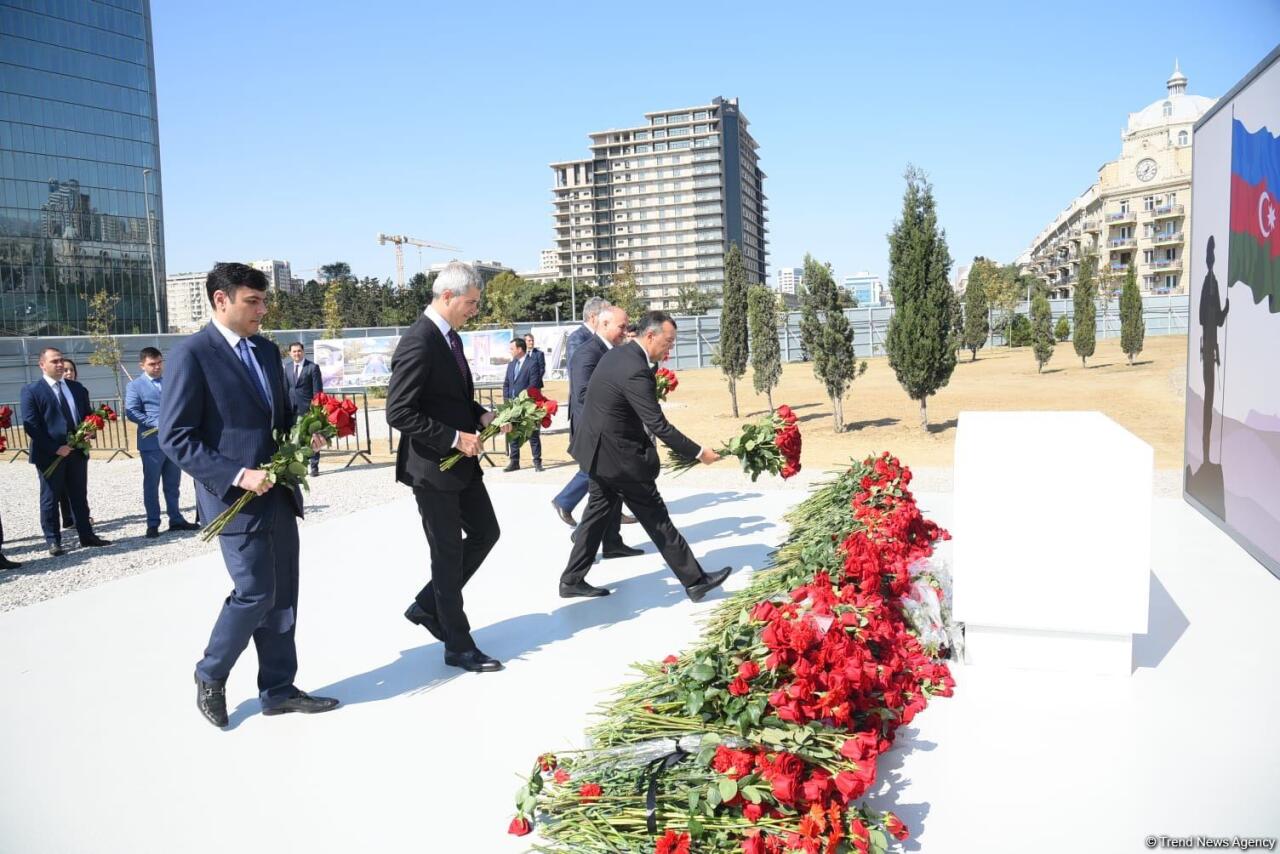 Государственные и общественные деятели Азербайджана продолжают посещать Парк Победы