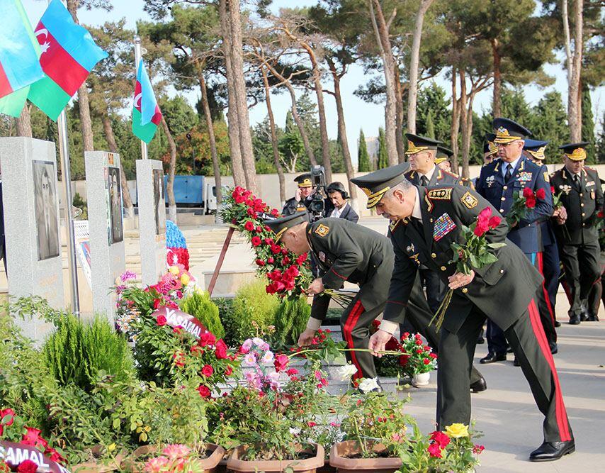 Руководящий состав минобороны Азербайджана посетил Вторую Аллею шехидов в День памяти