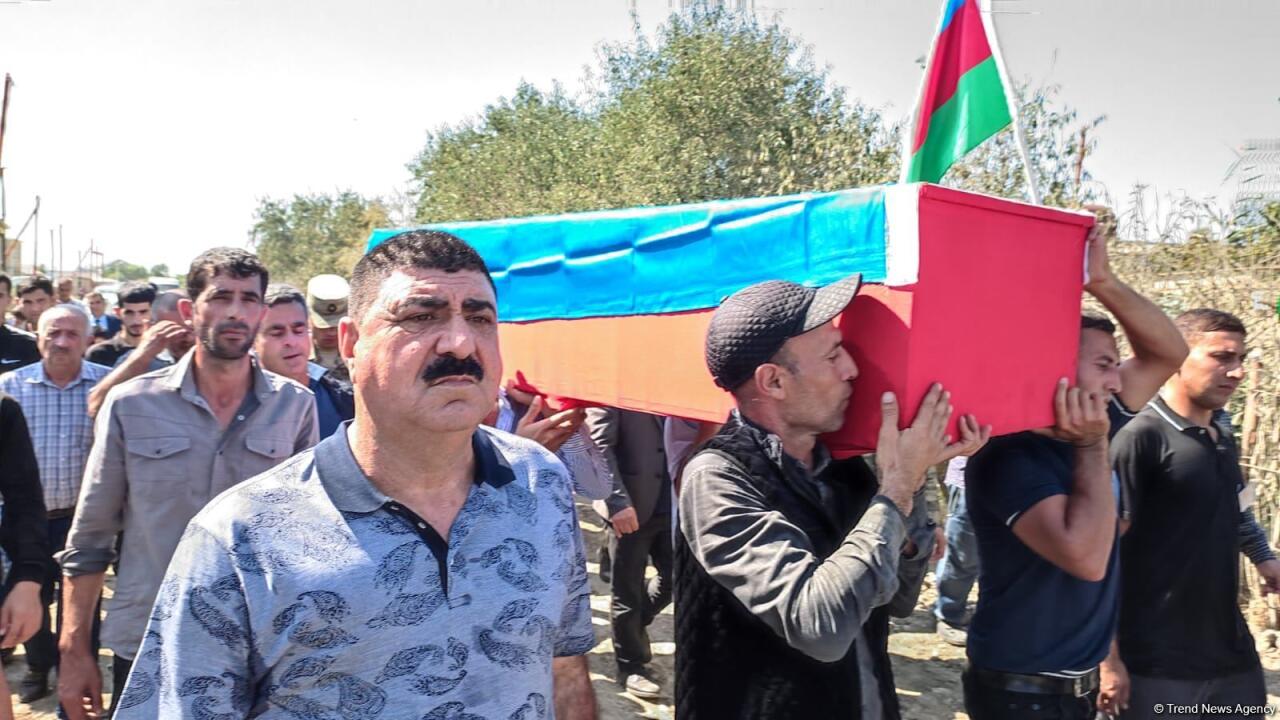 Останки пропавшего без вести 30 лет назад в Физули азербайджанского военнослужащего доставили в Сальян