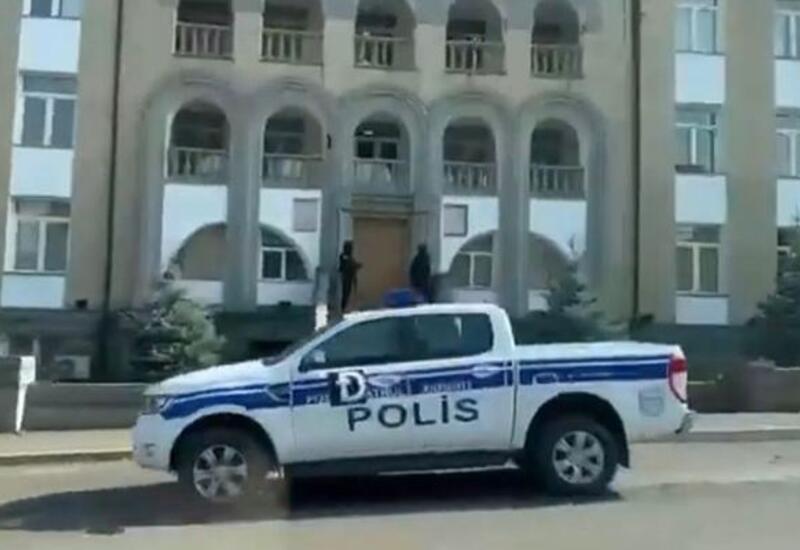 Xankəndidə qondarma rejimin “Daxili İşlər Nazirliyi”nin binasında Azərbaycan polisi xidmət aparır