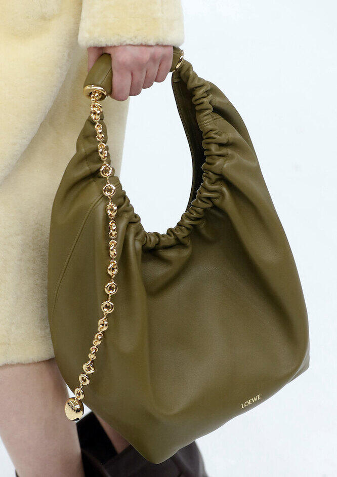 Как выглядит самая модная сумка на цепочке