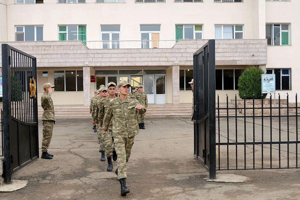 Азербайджанские военнослужащие, завершившие службу, уволены в запас