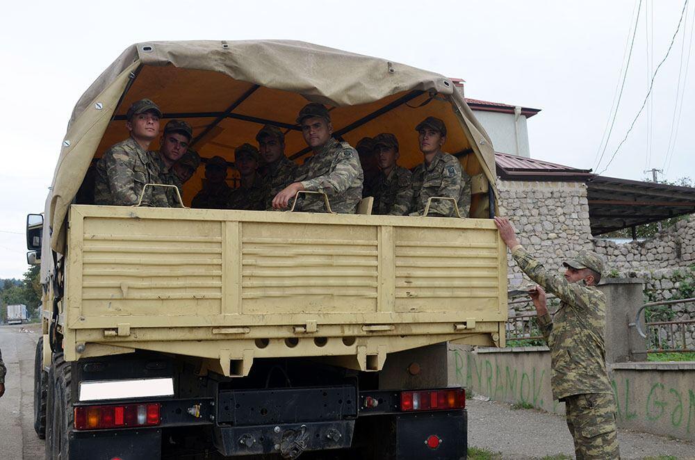 Азербайджанские военнослужащие, завершившие службу, уволены в запас