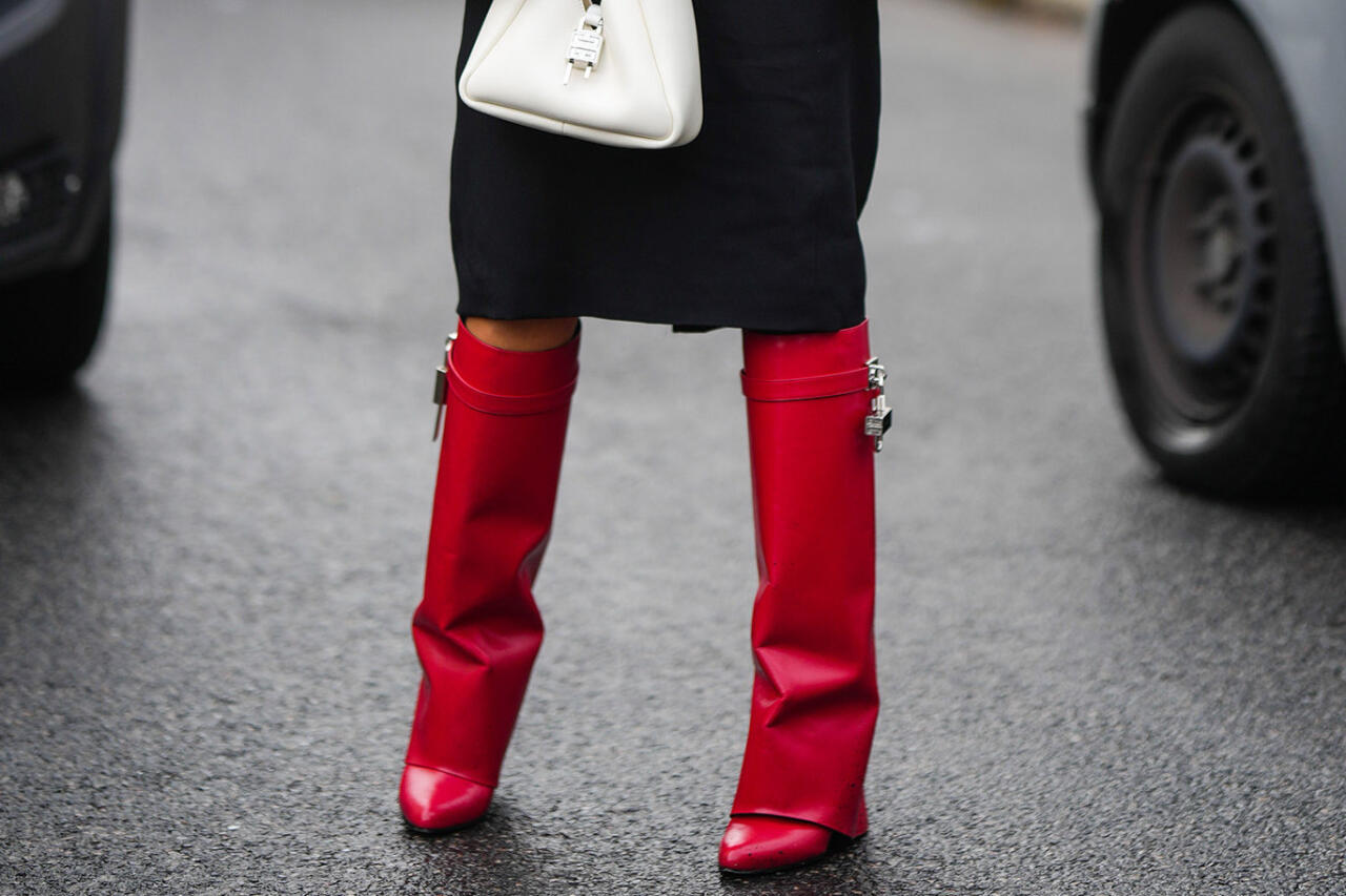 Вместо грубых ботинок: как носить высокие сапоги с платьями — 10 примеров