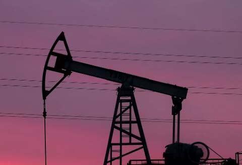 Нефть слабо дорожает на фоне данных из США