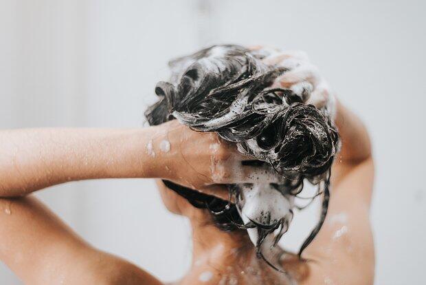 Парикмахеры раскрыли оптимальную частоту мытья головы для каждого типа волос