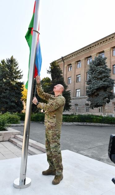 Президент Ильхам Алиев поднял Государственный флаг Азербайджана в городе Ханкенди и выступил с речью