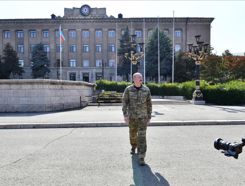 Президент Ильхам Алиев поднял Государственный флаг Азербайджана в городе Ханкенди и выступил с речью