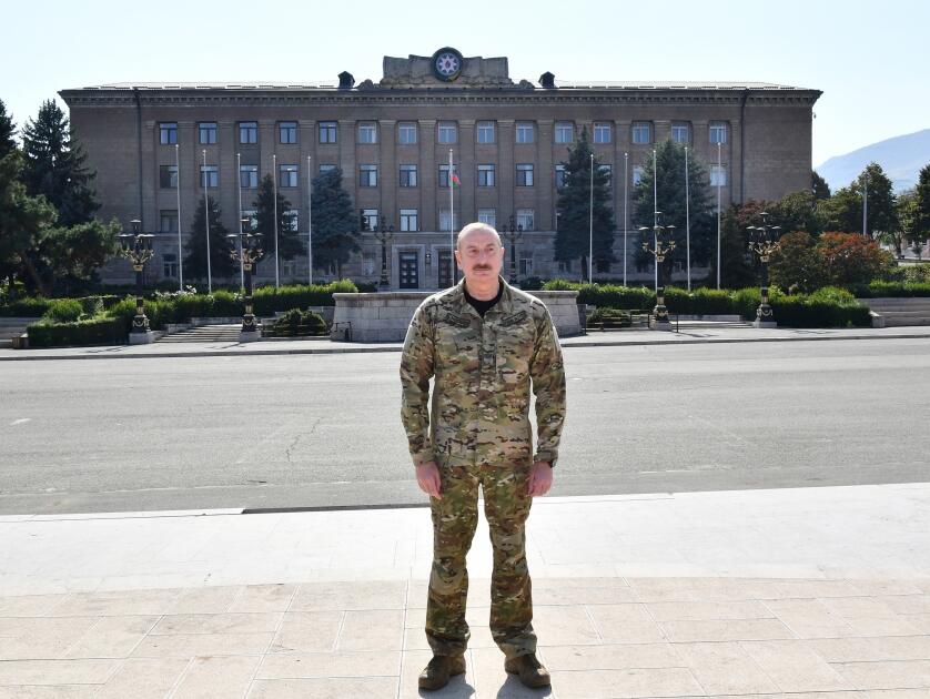 Президент Ильхам Алиев поднял Государственный флаг Азербайджана в городе Ханкенди и выступил с речью