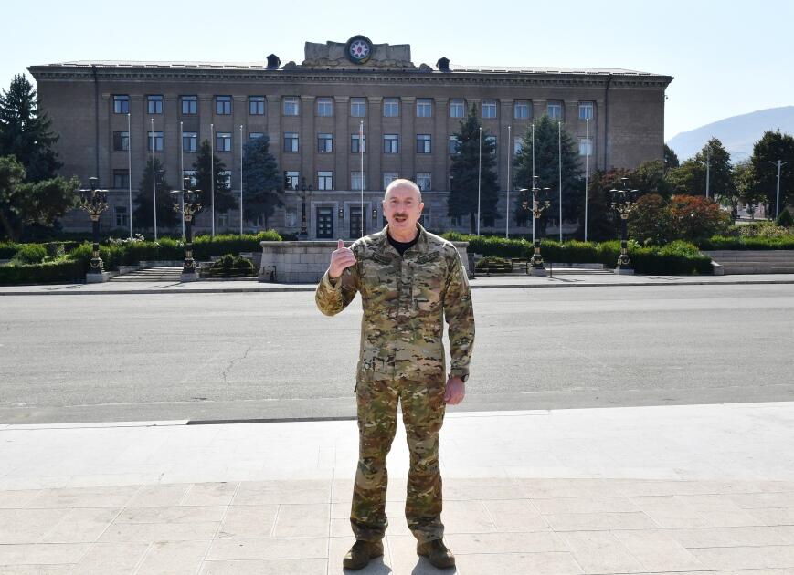 Президент Ильхам Алиев поднял Государственный флаг Азербайджана в городе Ханкенди и выступил с речью