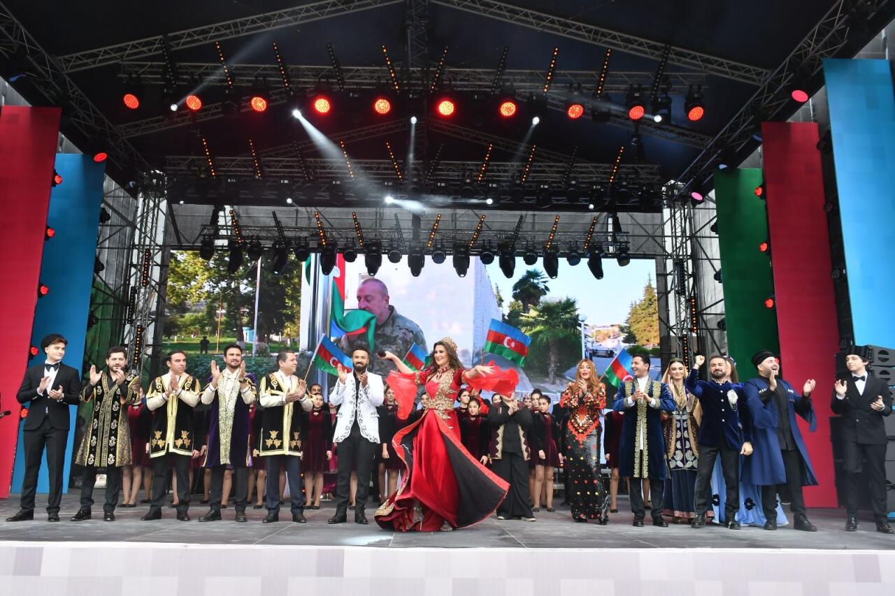Первый День города Физули отметили грандиозным торжеством – концерты, экспозиции, спектакли, национальная кухня, салют