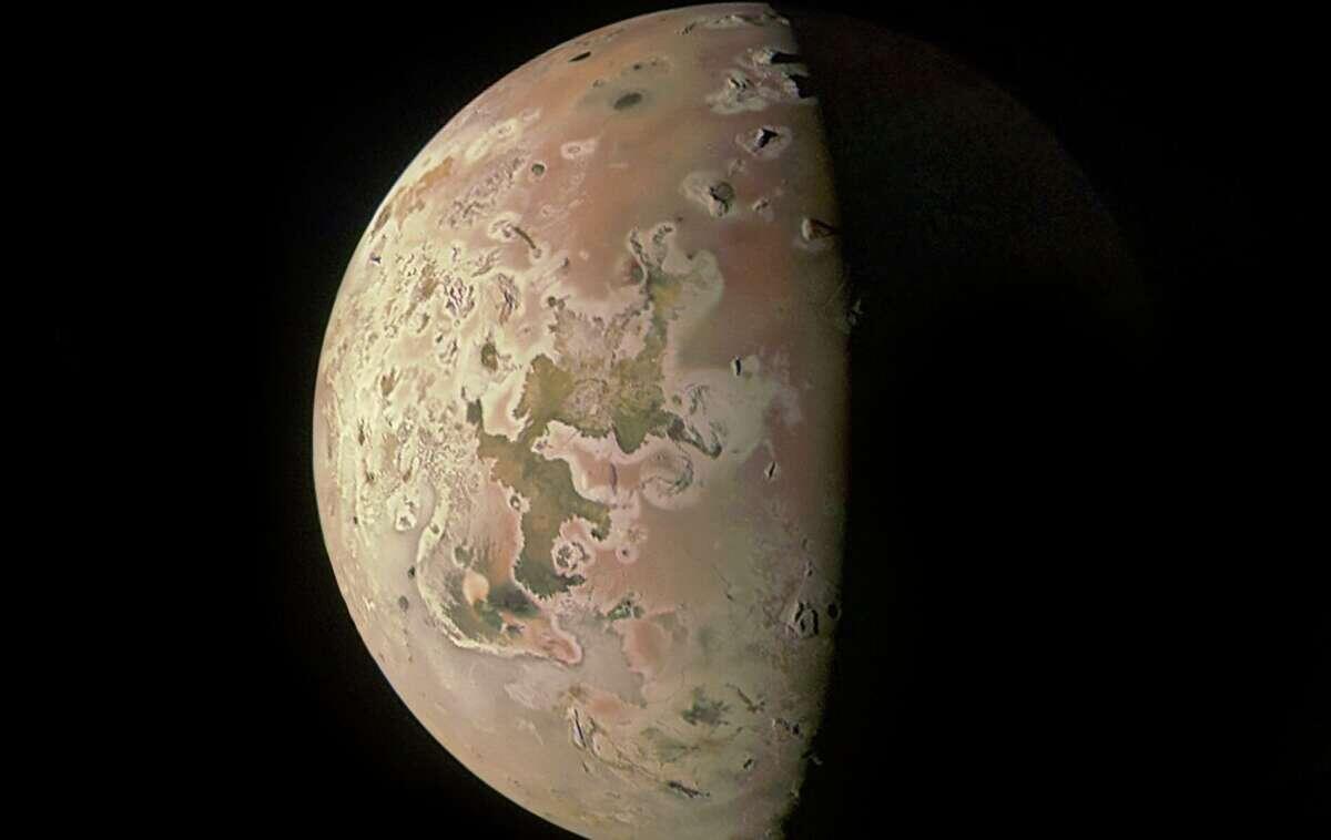 Космический аппарат НАСА прислал новые снимки Юпитера