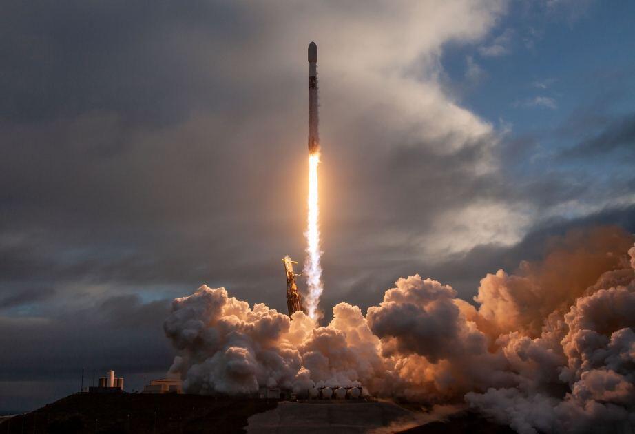 “SpaceX” növbəti internet peykləri qrupunu orbitə çıxardı