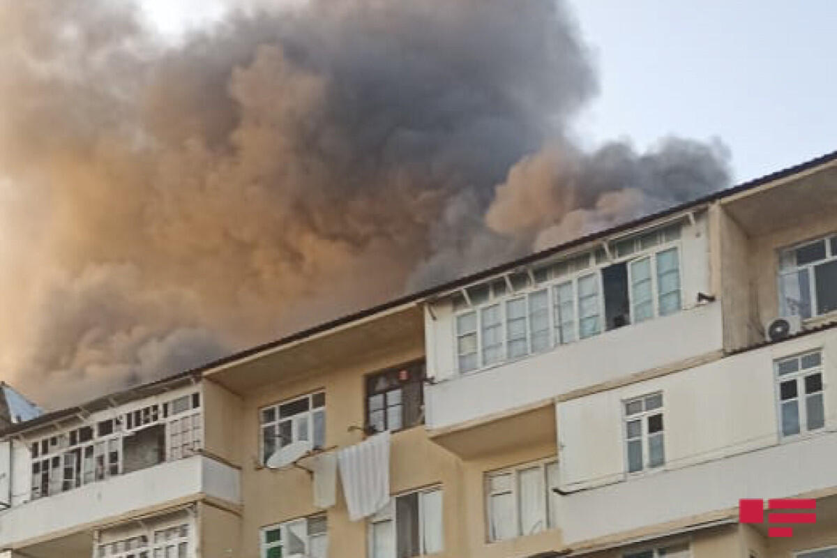 В Баку в жилом доме начался пожар