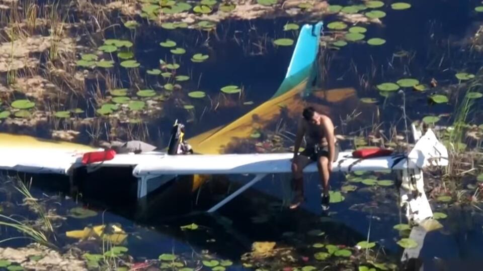 Самолет рухнул в болото с аллигаторами