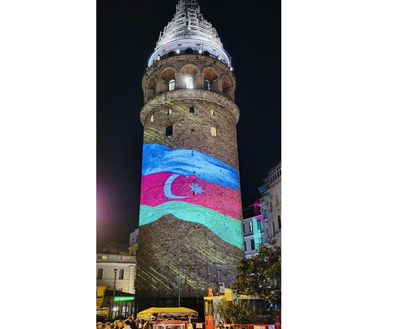 Галатская башня в Стамбуле освещена цветами азербайджанского флага
