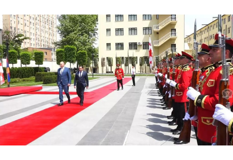 Министр обороны Грузии прибыл в Ереван