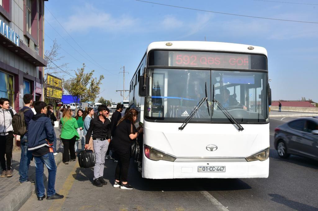 Эти два бакинских автобуса перешли на карточную систему оплаты