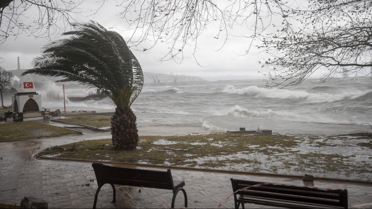 Непогода унесла жизни двух человек в Турции
