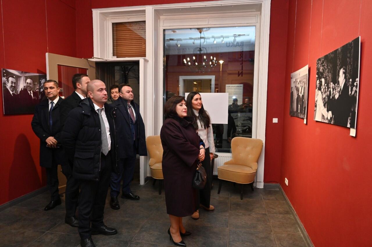 Сахиба Гафарова ознакомилась с выставкой "Общенациональный лидер Гейдар Алиев и культурное наследие Азербайджана" в Берлине