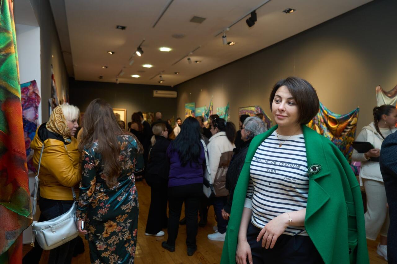 Какая красота! Произведения азербайджанских художников перенесены на шелк
