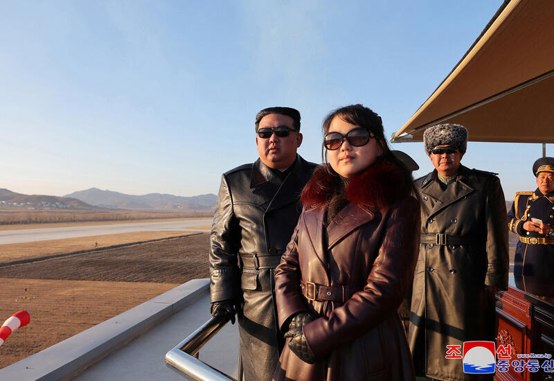 Ким Чен Ын посетил базу ВВС с дочкой