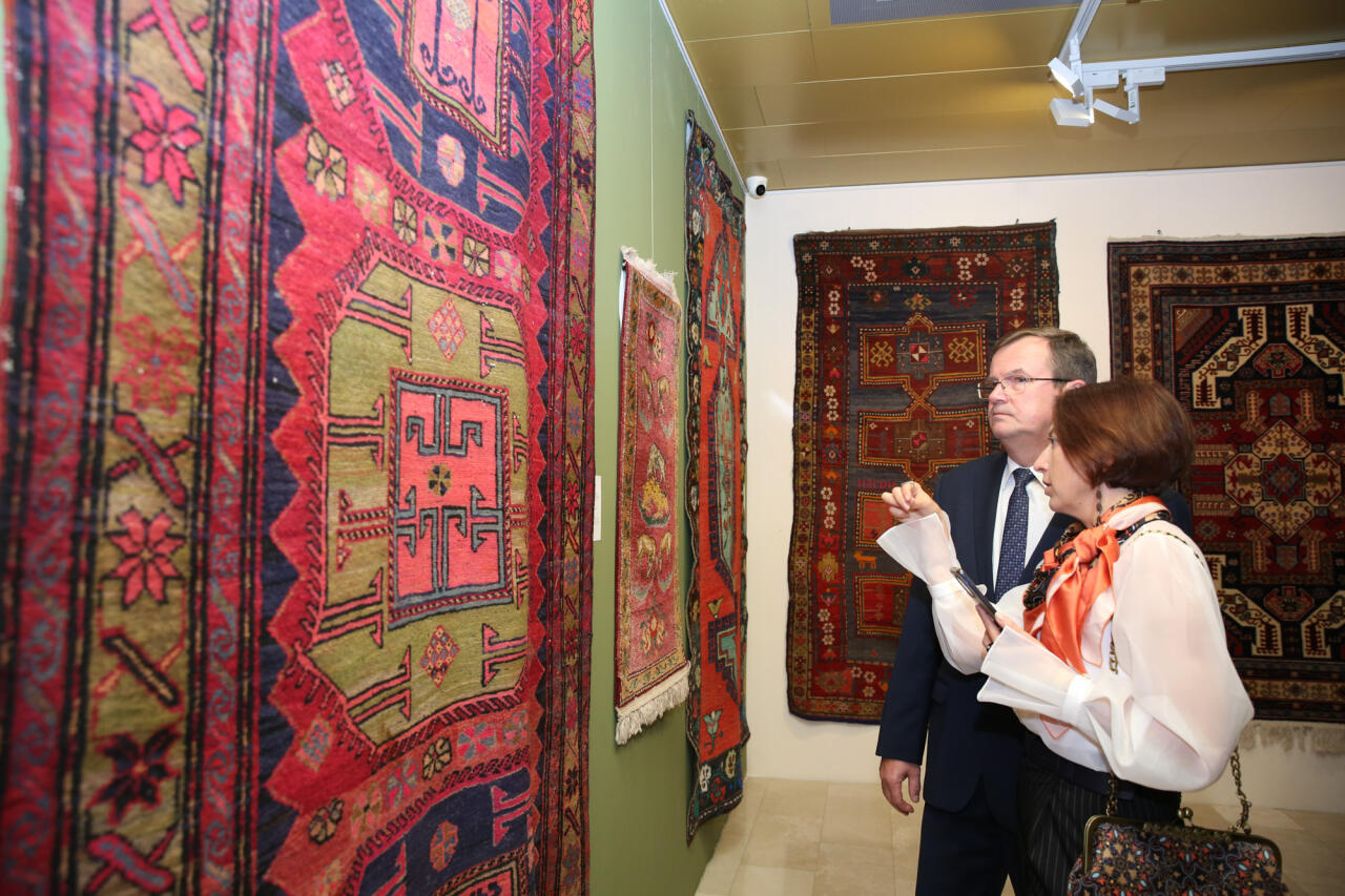 В Баку открылась выставка "Западно-азербайджанские ковры: историческая память наших орнаментов"