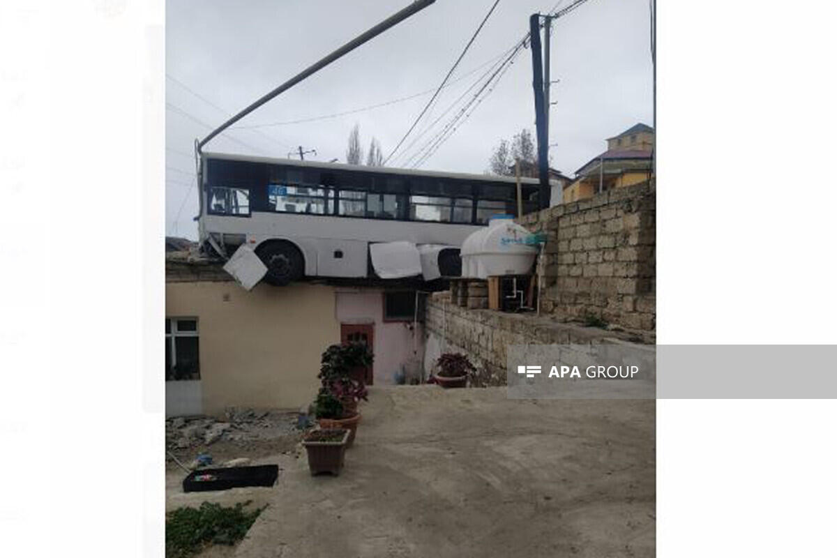 Автобус врезался в крышу жилого дома в Баку