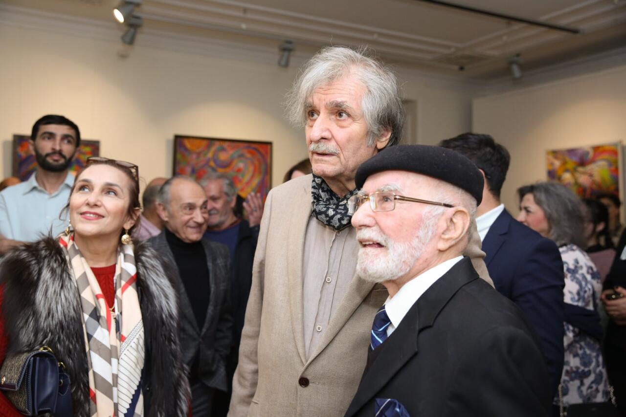 В Баку открылась выставка работ выдающегося художника, 95-летнего Тофига Агабабаева "Диалог со временем"