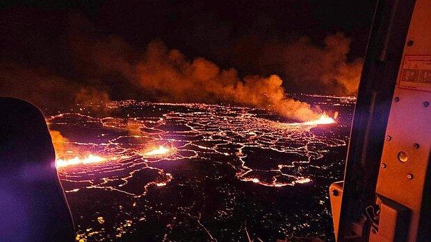 Кадры с угрожающими сжечь город реками лавы в Исландии