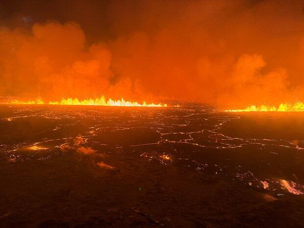 Кадры с угрожающими сжечь город реками лавы в Исландии