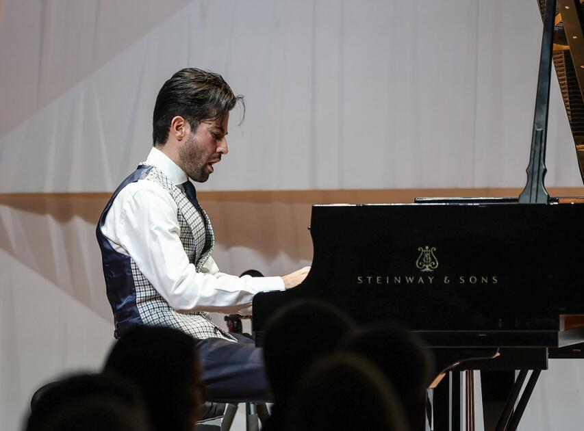 Пианист Риад Маммадов перенес московскую публику "К востоку от рая"