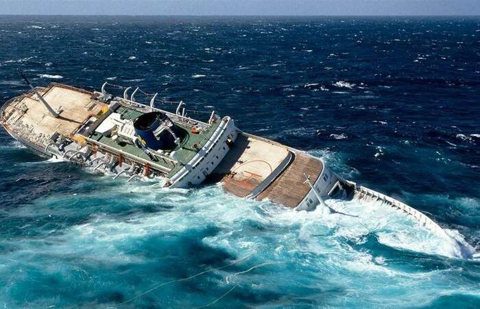 Таиландские военные успешно провели операцию по спасению людей с затонувшего судна