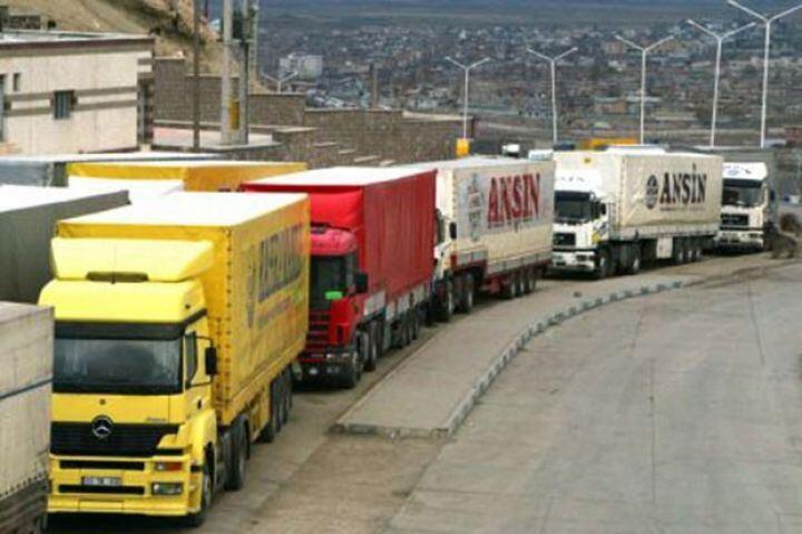 Сколько грузовых автомобилей ожидает проезда на границе Азербайджана?