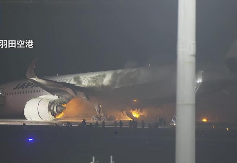 Пассажирский самолет загорелся в аэропорту в Токио